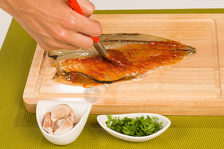西班牙西瓜鱼内脏烹饪海鲜鲭鱼盐渍刷子食物美食腌料切菜板图片