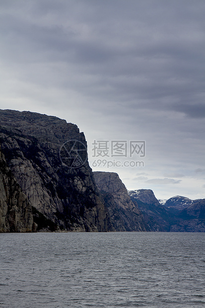 诺威海岸陡峭的岩石乡村海岸线海洋石头农村峡湾爬坡天空风景图片