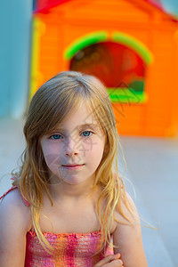 金发女孩在户外操场微笑眼睛假期快乐房子幸福苗圃裙子蓝色边缘孩子图片
