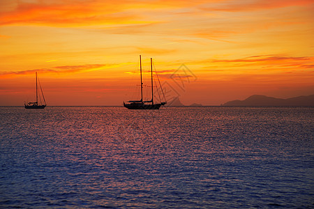 Ibiza 视图从前台的色彩多彩的日落旅行天空景点地标涟漪海洋假期蓝色胰岛帆船图片