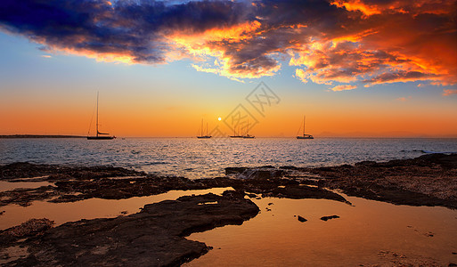 Ibiza 视图从前台的色彩多彩的日落蓝色假期地标旅游海洋橙子胰岛海岸支撑旅行图片