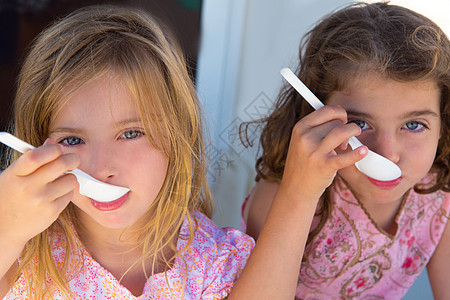 蓝眼睛孩子 姐妹女孩吃早餐假期营养孩子们朋友们勺子小吃女性冰淇淋金发乐趣图片