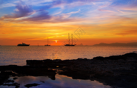 日出帆船Ibiza 视图从前台的色彩多彩的日落旅游胰岛天空海洋海滩假期涟漪地标橙子旅行背景