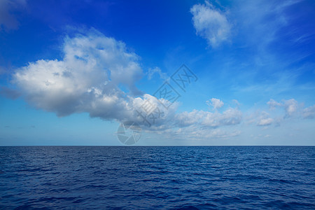 蓝色天空中云层积聚在水平线上地平线海滩海浪环境天气旅行液体海洋巡航反射图片