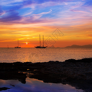 Ibiza 视图从前台的色彩多彩的日落旅行天空太阳海岸海滩支撑橙子旅游胰岛地标图片