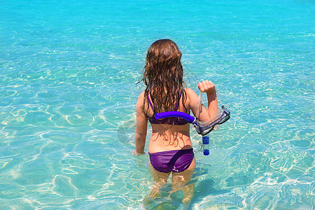 在伊比萨的海滨 成年后女孩子们风镜孩子们休息童年游客呼吸管女孩幸福孩子热带图片