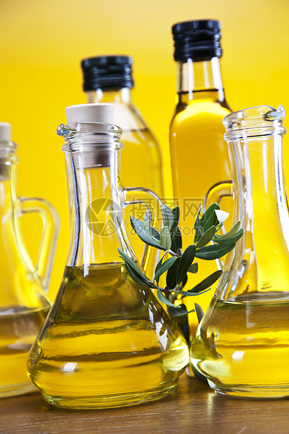 橄榄油和橄榄处女液体沙拉玻璃状宏观传统玻璃绿色蔬菜植物图片