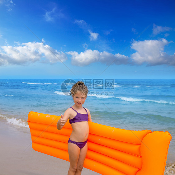 在海边漂浮休息室玩耍的女童儿童热带紫色休息快乐海滩孩子橙子比基尼女性假期图片