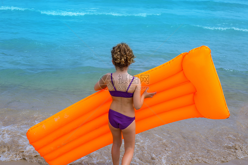 在海边漂浮休息室玩耍的女童儿童波浪热带旅行享受假期幸福飞溅孩子海滩蓝色图片