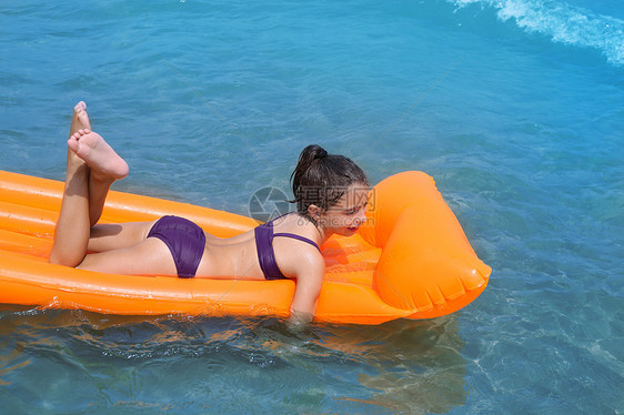 在海边漂浮休息室玩耍的女童儿童床垫假期海滩旅行说谎泳装童年享受快乐休息图片