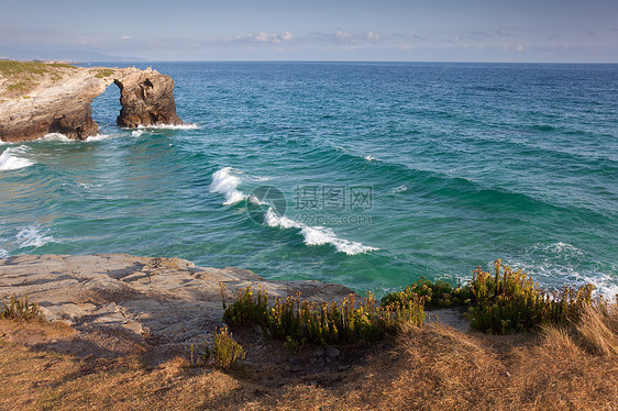 西班牙里巴代奥 卢戈 加利西亚石头大教堂海岸晴天岩石波浪海洋图片