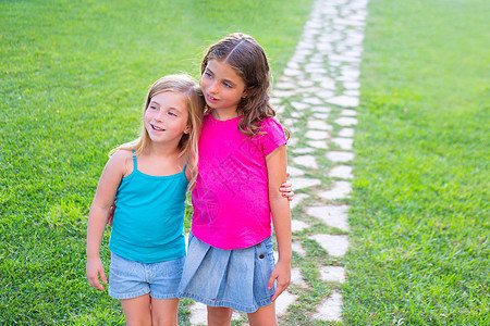 姐妹姐妹姊妹们在草园轨道上在一起朋友们花园女性童年金发场地秘密家庭头发假期图片