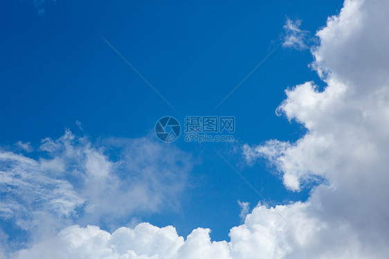 蓝色背景的完美天空积积地平线云景季节天蓝色气氛水分天堂阳光太阳气候图片