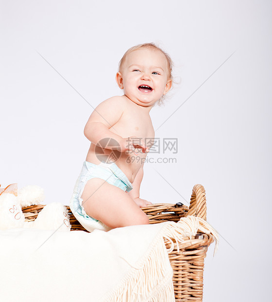 带着泰迪的篮子中可爱的小婴儿说谎女孩生活动物孩子快乐喜悦女性毛皮童年图片