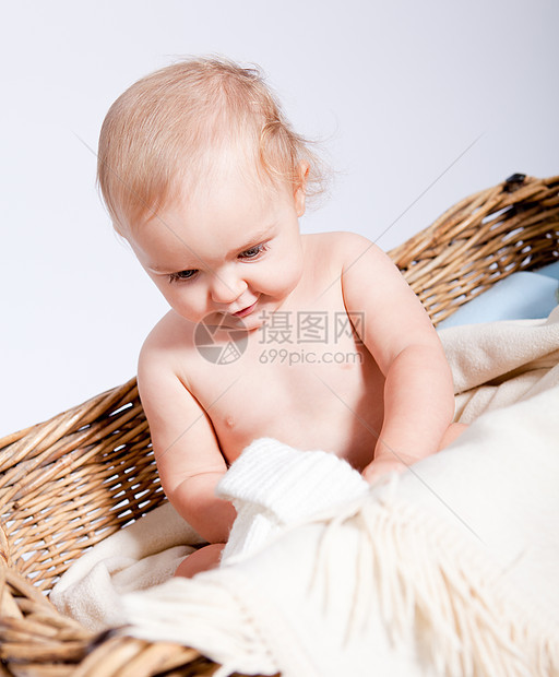 带着泰迪的篮子中可爱的小婴儿玩具熊皮肤动物说谎女性孩子毛皮玩具童年新生图片