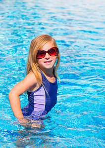 蓝泳池的金发女孩 装着墨镜图片