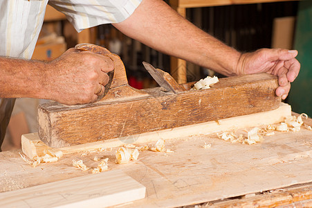 与飞机一起工作男性刨花工作台制造商精神职业橱柜木制品木材工具图片