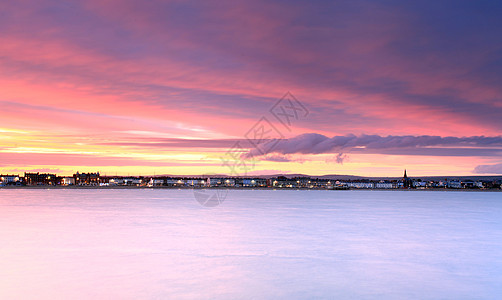 英国威茅斯海滨港口天空波浪海岸蓝色海滩支撑日出太阳假期图片