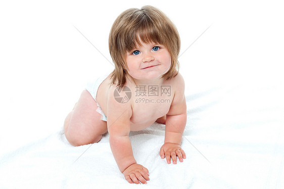 穿着尿布试图爬行的可爱小孩图片