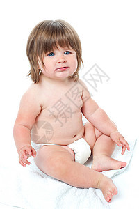 穿着尿布坐起来的可爱女婴享受女儿孩子女孩婴儿女性童年工作室金发快乐图片