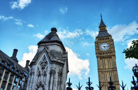 Big Ben 从街上观看 伦敦管子地标蓝色车站观光天空历史首都吸引力议会图片