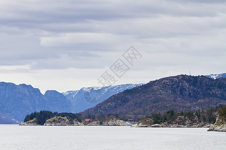 北南的风景  峡湾的海岸线针叶林石头爬坡农村海洋乡村水平天空岩石图片