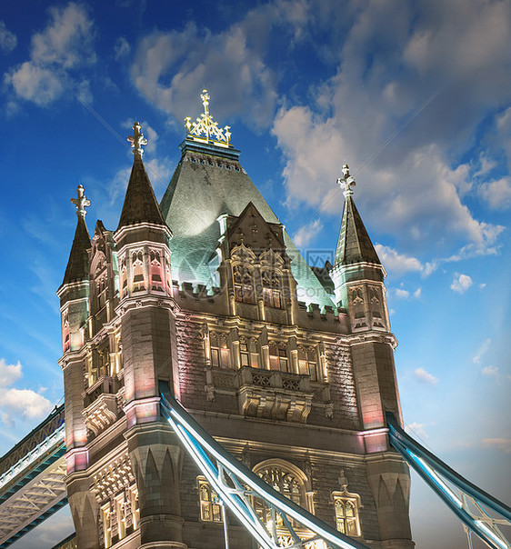 日落时塔桥灯和颜色与云伦敦历史花岗岩天空蓝色地标通道反思石头旅行建筑图片