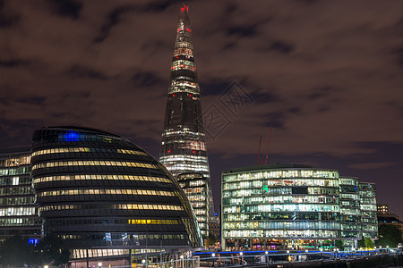 伦敦市风景 包括市政厅和夜里泰晤士河碎片天空活力旅行景观生活反射办公室蓝色工程图片