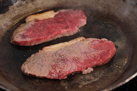 牛肉牛排平底锅屠夫炙烤牛肉炒锅倾斜胡椒午餐食欲铸铁图片