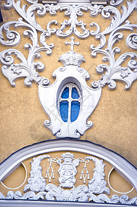历史教堂窗户和装饰性墙图片