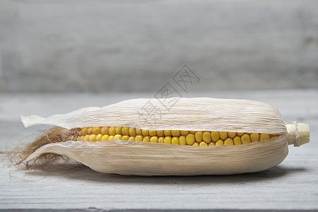 木头背景的玉米耳朵种子改造燃料叶子棒子收成玉米片谷物家畜果皮图片
