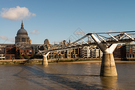 伦敦市 千年桥和圣保罗大教堂城市兴趣景观国家天桥大教堂行人生活旅行旅游图片