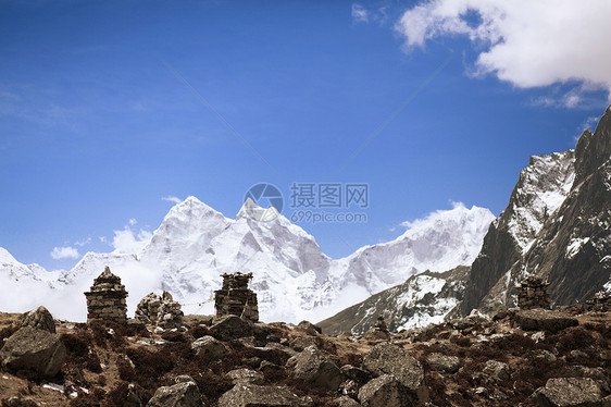 雪雪山岩石蓝色环境远足高山天空全景旅行顶峰山峰图片