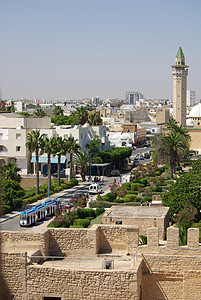 突尼斯Bourguiba清真寺天空圆顶旗帜建筑学城市全景蓝色地标金子尖塔图片
