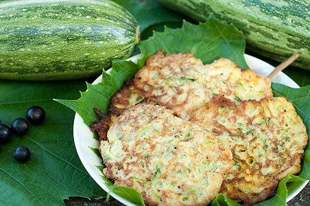 葡萄叶上带新鲜菜的煎饼早餐油炸草本植物蔬菜厨房饼子午餐壁球小吃美食图片