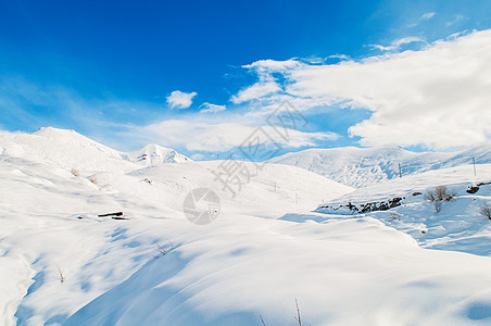 明亮的冬天天雪山假期蓝色阳光滑雪场景天空顶峰白色风景全景图片