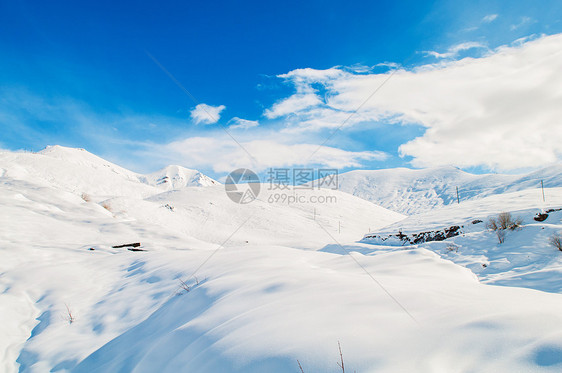 明亮的冬天天雪山假期蓝色阳光滑雪场景天空顶峰白色风景全景图片