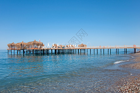 海军码头 有贝戈拉斯稻草蓝色海滩沙滩海洋花园休息平房晴天背景图片