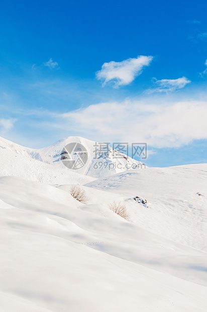 明亮的冬天天雪山岩石顶峰风景场景冰川全景滑雪太阳天空阳光图片