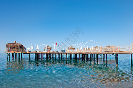 海军码头 有贝戈拉斯晴天休息花园海滩海洋平房蓝色沙滩稻草背景图片
