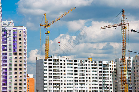 现代住宅建筑公寓蓝色天空起重机建筑学晴天住房城市高楼图片