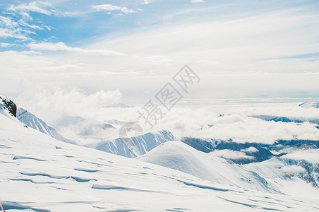 明亮的冬天天雪山滑雪旅行顶峰假期太阳蓝色天空白色阳光山脉图片