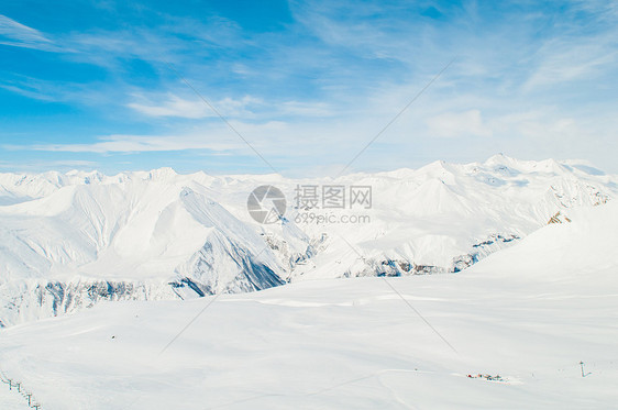 明亮的冬天天雪山蓝色滑雪冰川全景山脉阳光白色风景太阳假期图片