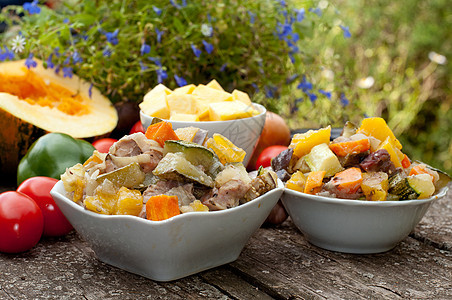 蔬菜炖肉和肉盘子洋葱南瓜肉类胡椒营养花朵桌子茄子食物图片