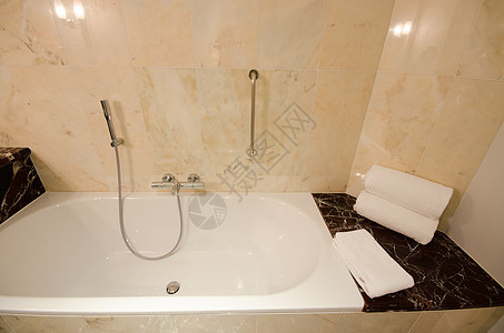 浴室内有淋浴摊位浴缸玻璃地面卫生喷头喷射液体装饰宏观图片