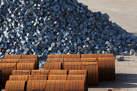 西班牙吉普兹科亚帕萨杰斯港地区工业积木立方体晴天废料金属港口卷轴图片
