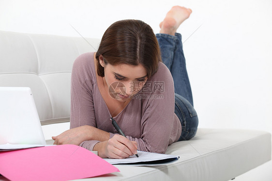 女人躺在沙发上做功课图片