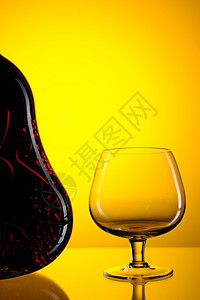 白兰地食物瓶子棕色奢华金子反射酒精黄色玻璃图片