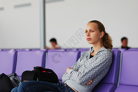 等待飞行假期飞机场女孩游客微笑快乐商业乘客飞机旅行图片