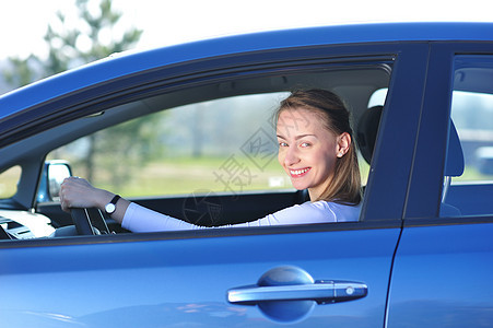 新车窗户驾驶快乐女性成人旅行幸福女孩运输金发背景图片